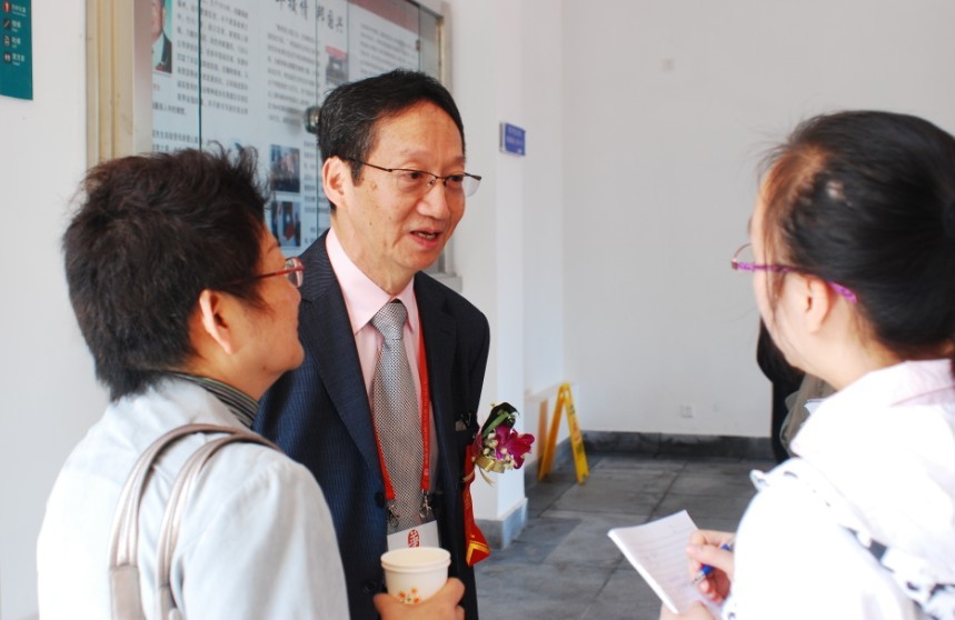 莅校董事接受manbetx
学生通讯社记者采访