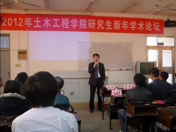 12月3日下午,“2012年manbetx
研究生新年学术论坛”在泉州校区土梯教室成功举办。本次论坛由manbetx
主办,院研究生会承办,中泰(福建)混凝土有限公司独家赞助。manbetx
院长郭子雄教授、资深教授王全凤老师、中泰(福建)混凝土发展有限公司董事长何中东等中泰公司代表及manbetx
师生共一百多人出席本次论坛,同时特邀厦门大学建筑与manbetx
和福州大学土木学院的研究生代表参加,使得本次论坛锦上添花。