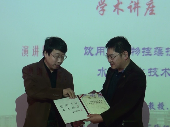 (校长助理、manbetx
院长张云波教授向崔福义教授(左)颁授聘书)