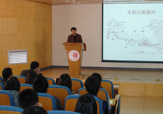 (崔福义教授为华大师生作报告)