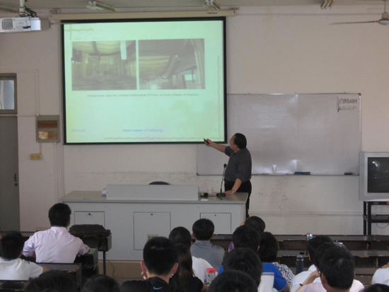(董毓利教授作学术报告)