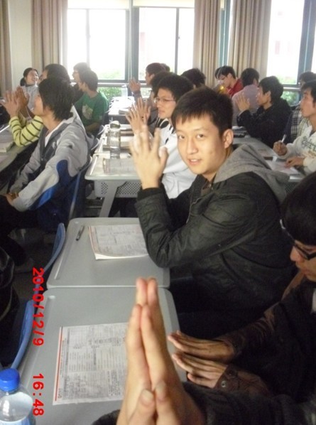 全班同学一起做“手指变长”心理暗示游戏