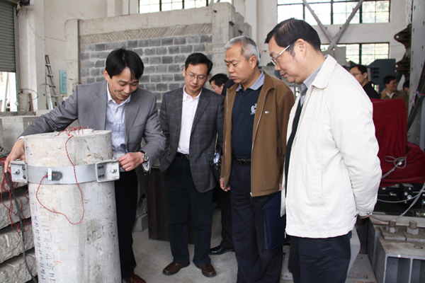 王知瑞副厅长(右一)等参观manbetx
工程结构实验室