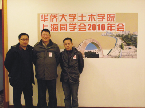 (推选90届欧阳煜校友(中)为同学会会长,01届蔡志鸿校友(左)为秘书长